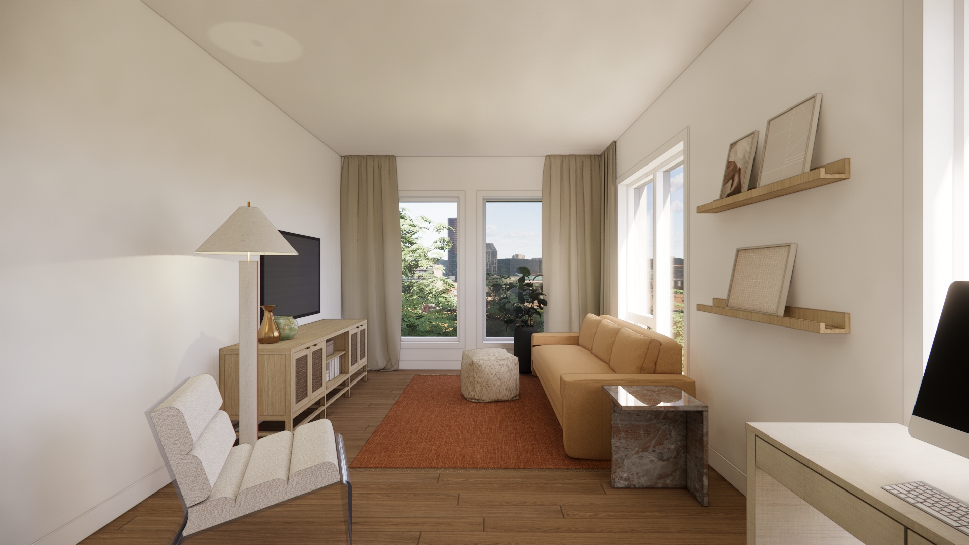 Vue d'un salon moderne et lumineux avec un canapé moutarde, un tapis orange vif, et de grandes fenêtres offrant une vue sur la ville. Un meuble TV en bois clair avec une lampe élégante se trouve sur un côté, tandis qu'un bureau minimaliste avec un ordinateur est installé de l'autre côté. Des étagères murales avec des cadres et des objets décoratifs ajoutent une touche personnelle à l'espace.